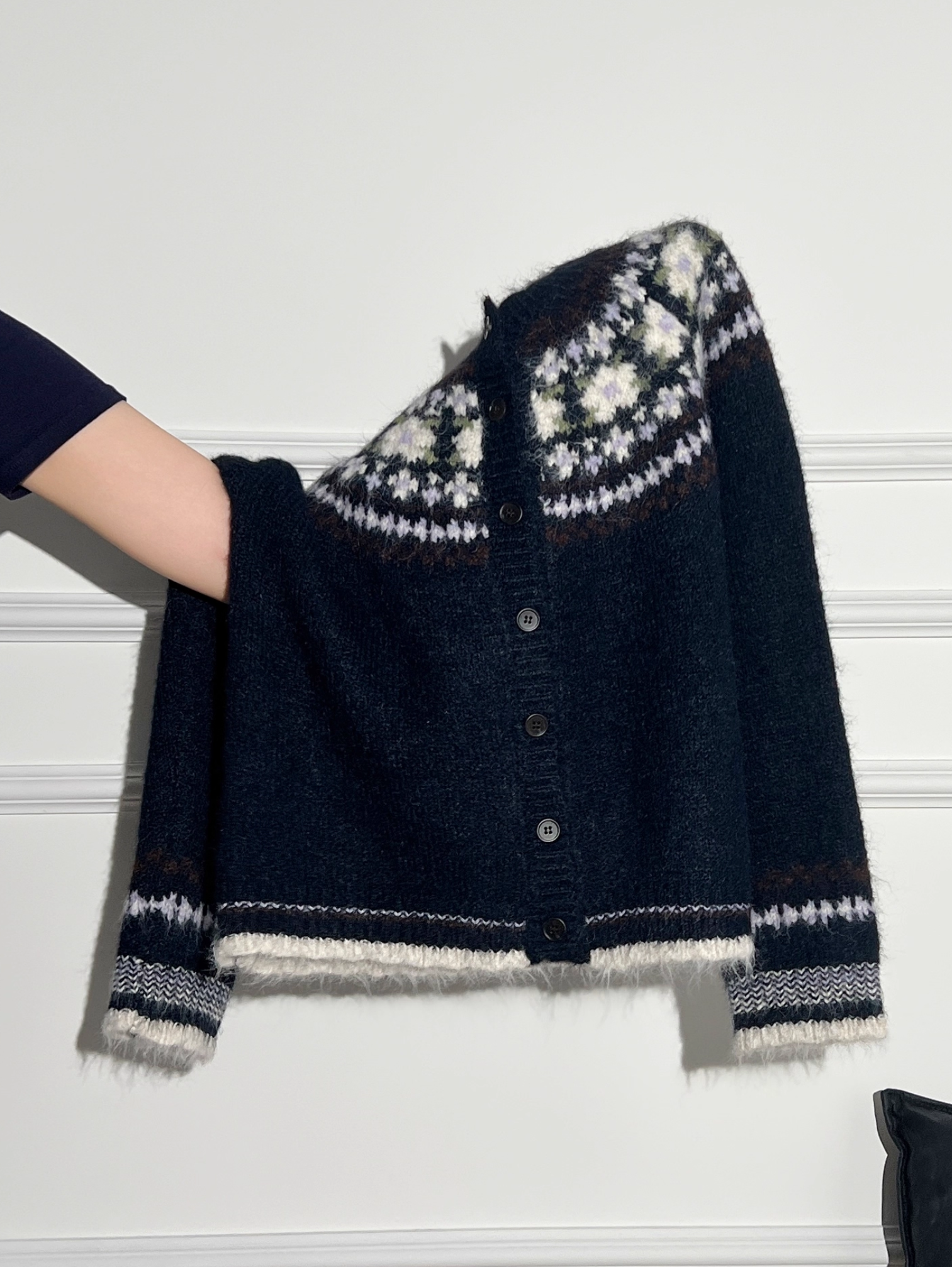 NAVY BLUE ROUND THICK NECK KNIT CARDIGAN
