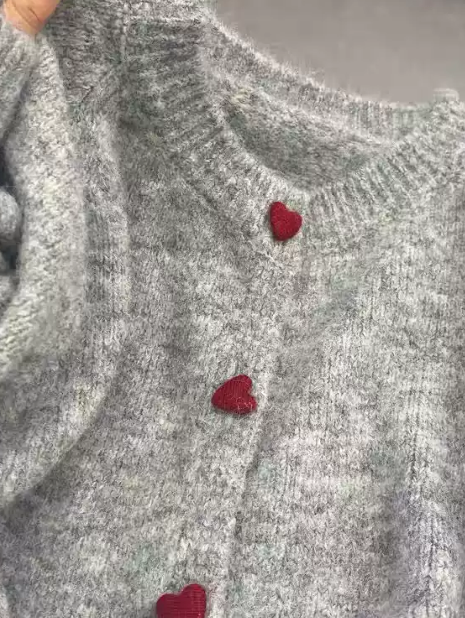 GRAY HEART-BUTTON KNIT CARDIGAN