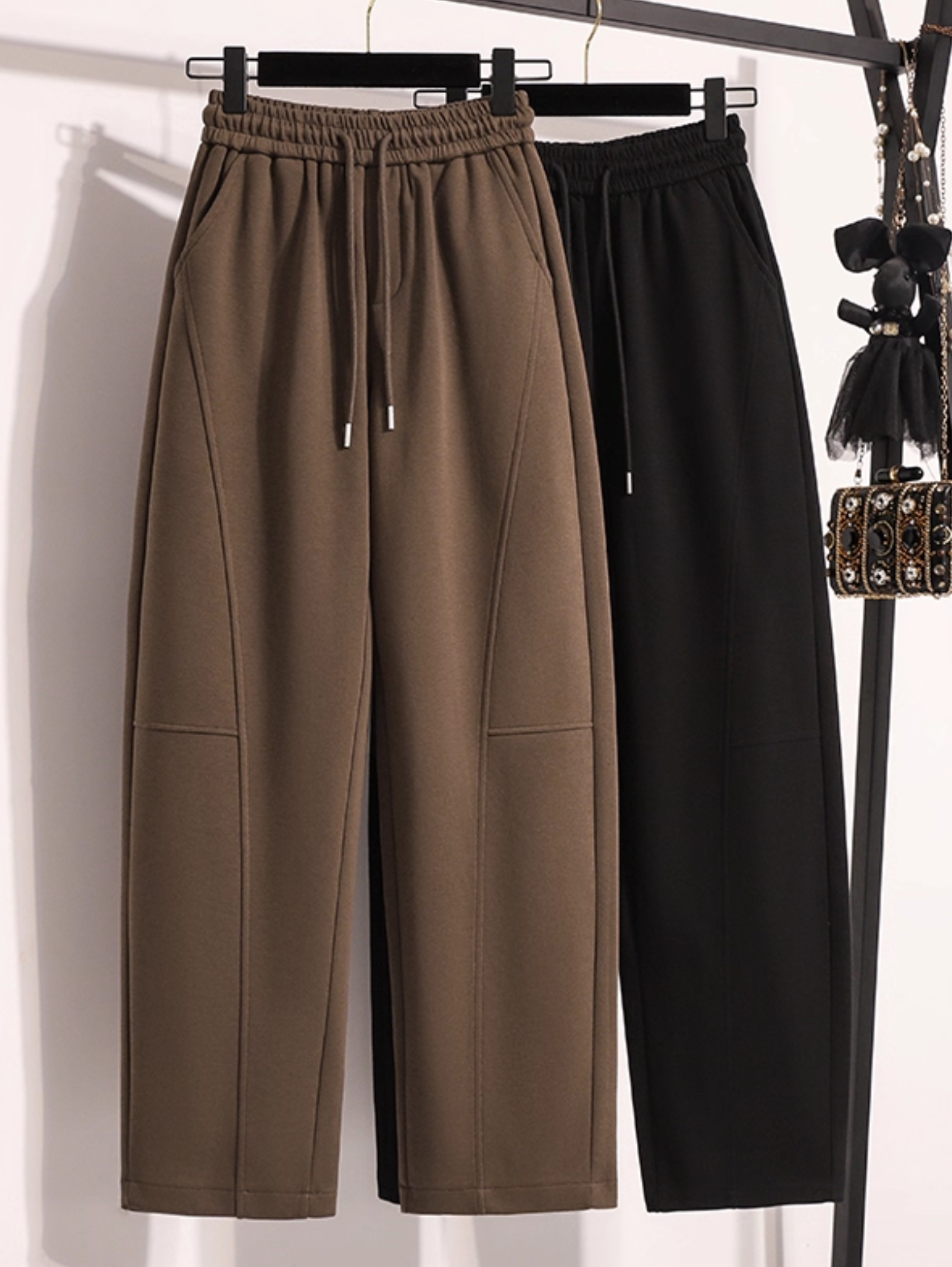 LOOSE BANANA SWEATPANTS