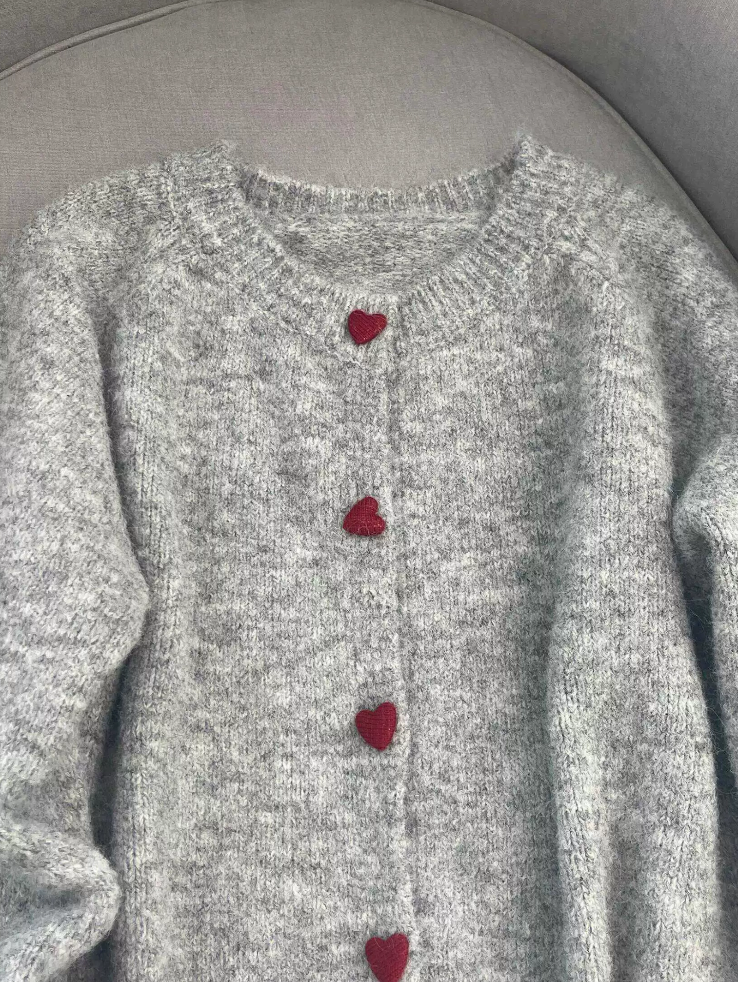 GRAY HEART-BUTTON KNIT CARDIGAN