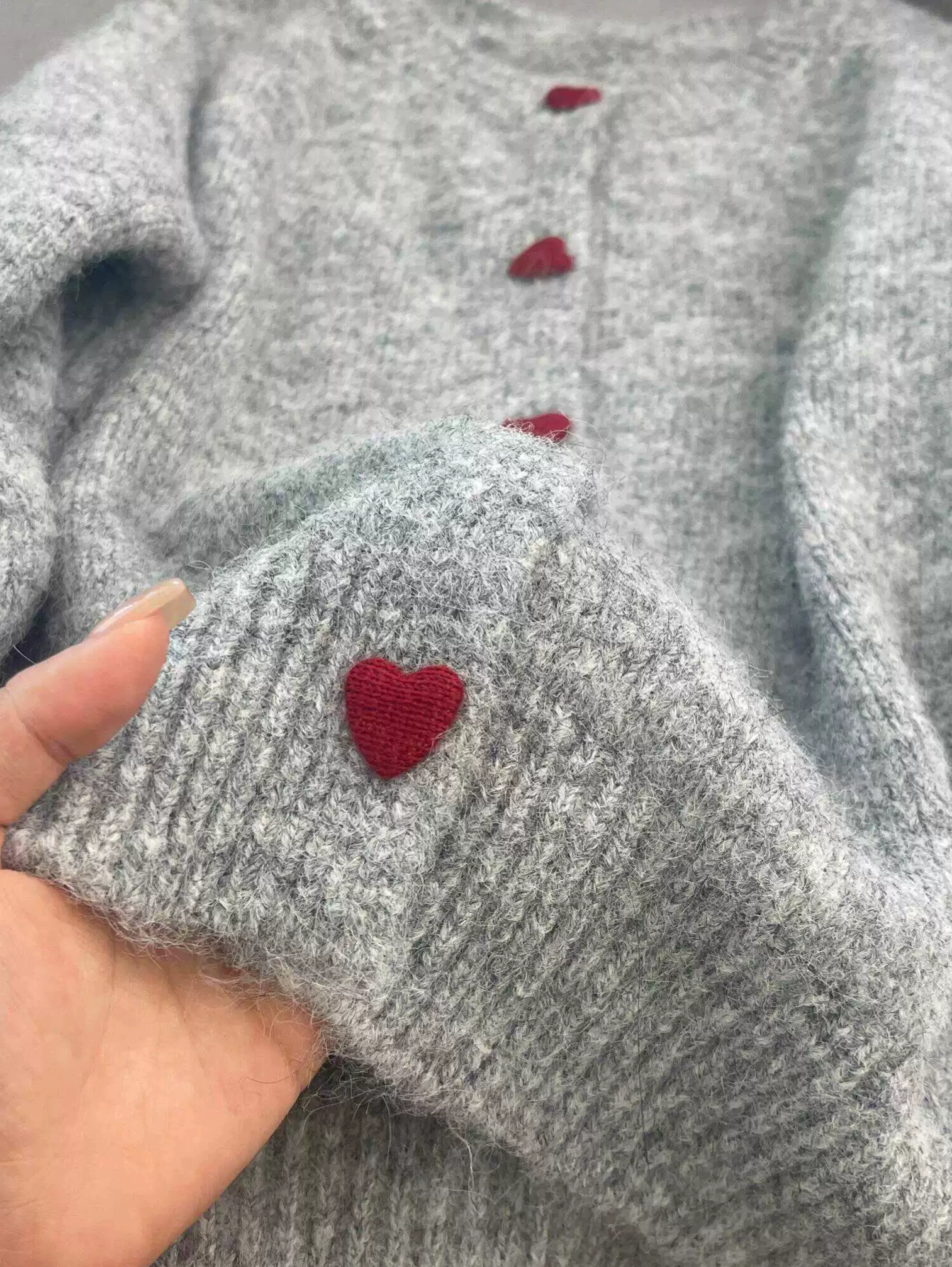 GRAY HEART-BUTTON KNIT CARDIGAN
