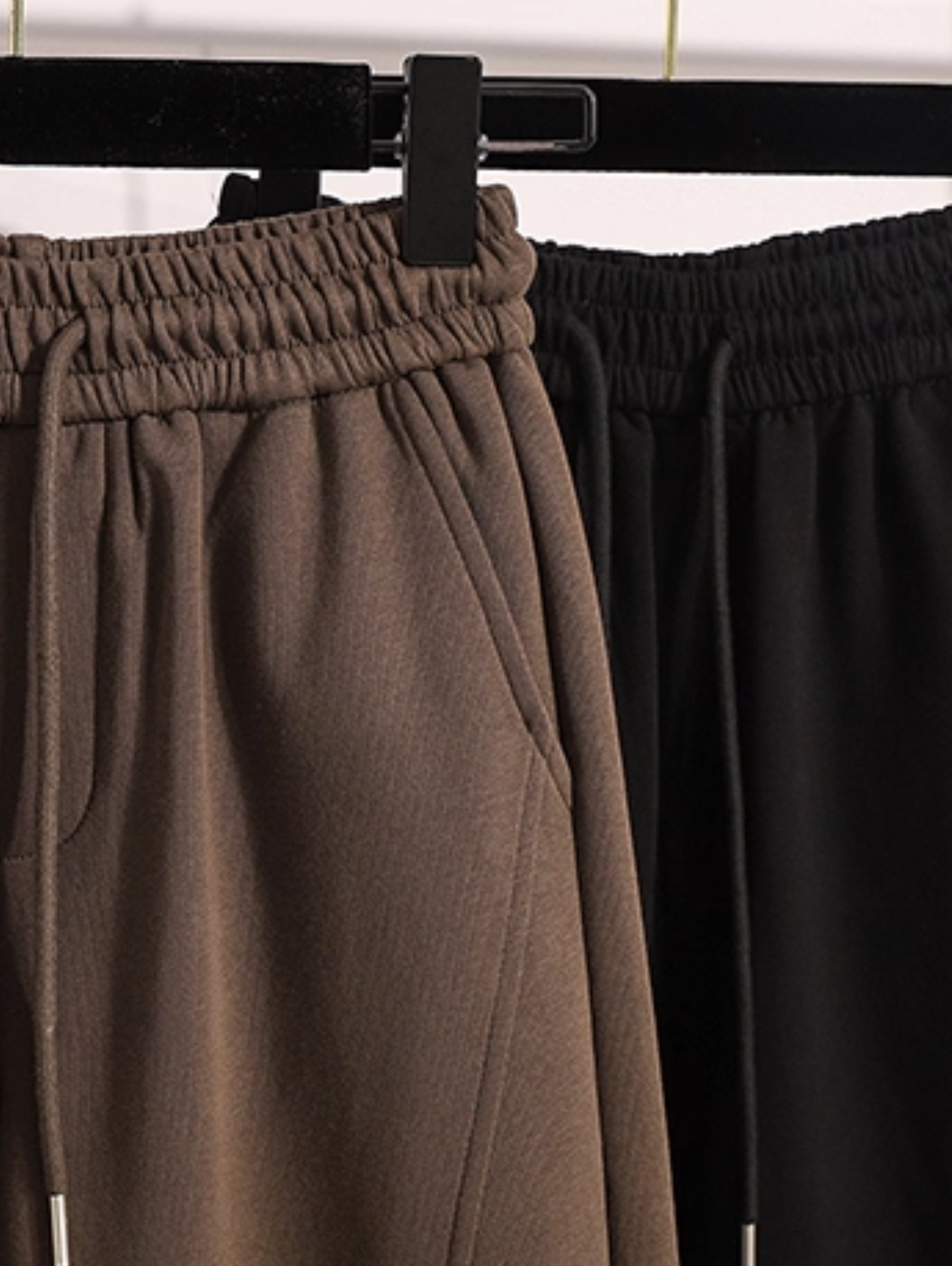 LOOSE BANANA SWEATPANTS