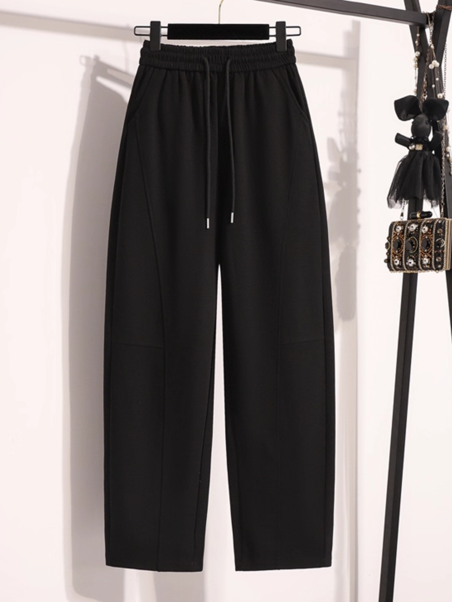 LOOSE BANANA SWEATPANTS