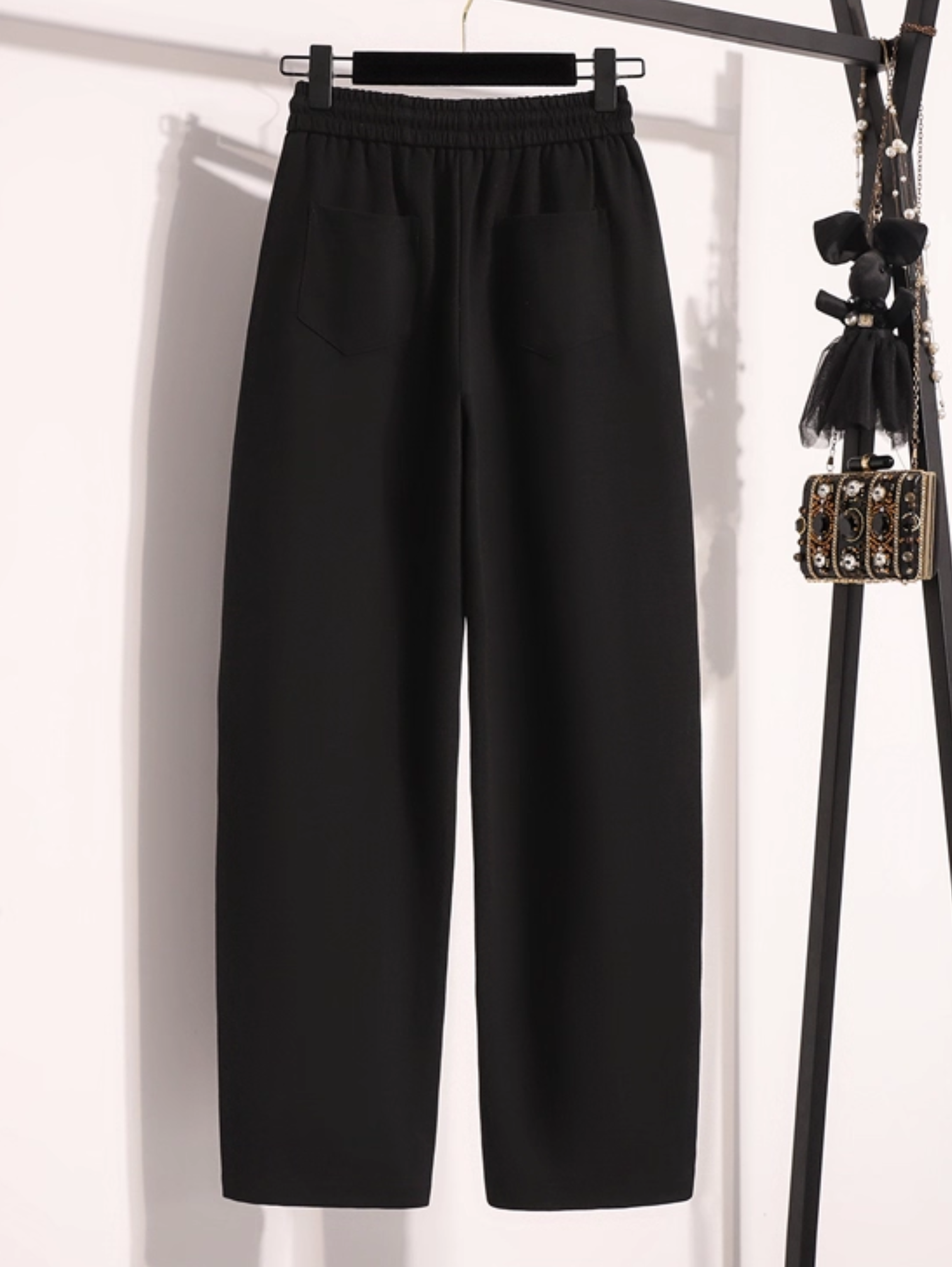 LOOSE BANANA SWEATPANTS